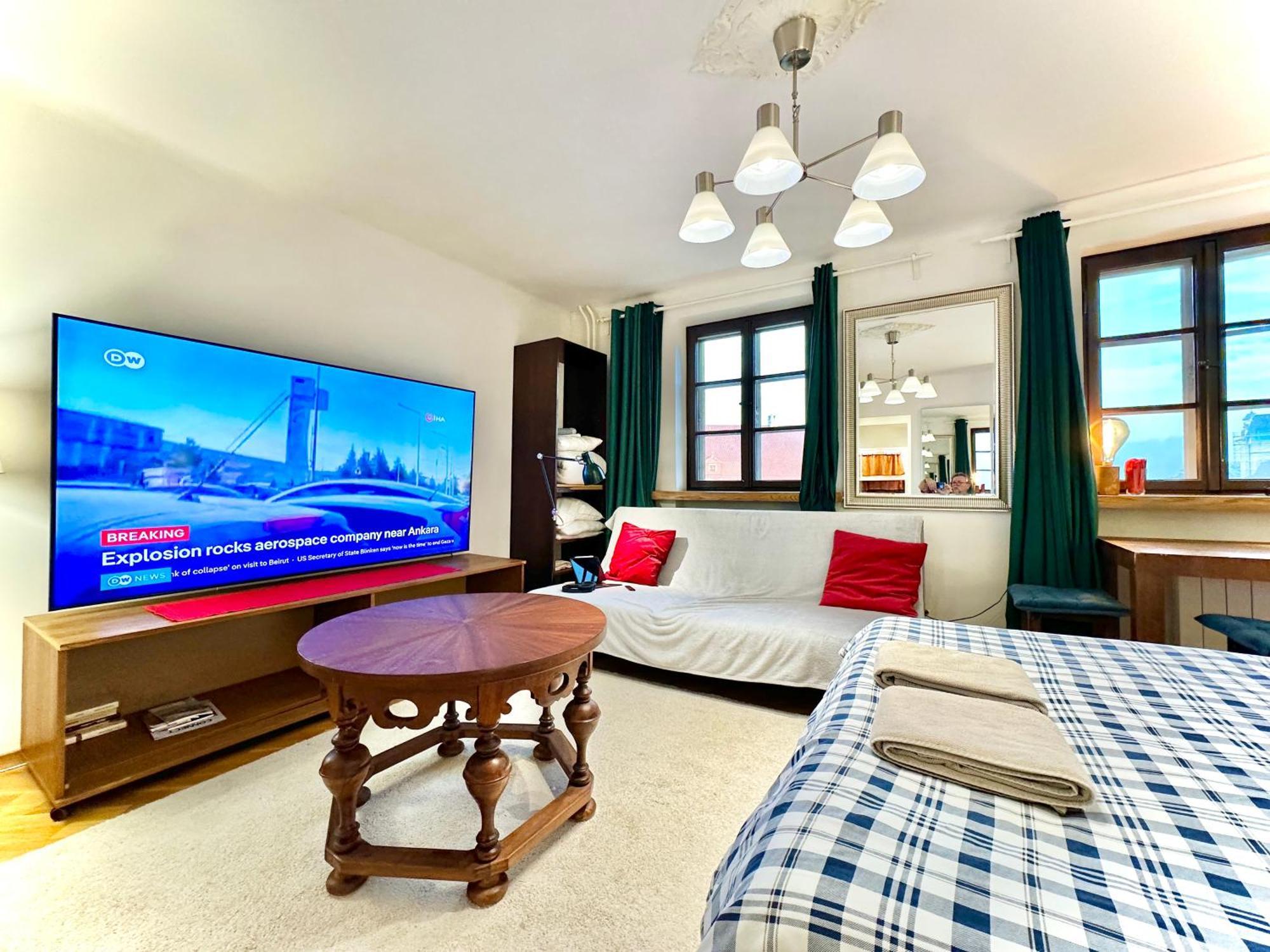 Old Town Best View Wifi 300 Mb/S Huge Screen Netflix Appletv Amazontv Warszawa Zewnętrze zdjęcie